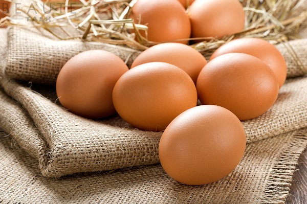 Chất béo có trong lòng trắng trứng gà giúp các mô chính ở da liên kết lại với nhau.