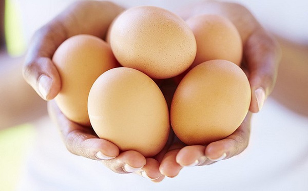 Lòng trắng trứng giúp săn chắc phần da lỏng lẻo quanh bầu ngực, cải thiện tình trạng ngực nhăn nheo.
