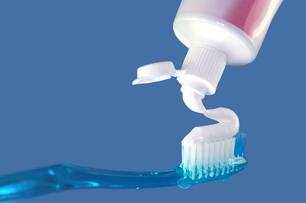 Kem đánh răng làm giảm quá trình tiết chất bã nhờn trên da, ngăn chặn quá trình phát triển mụn.