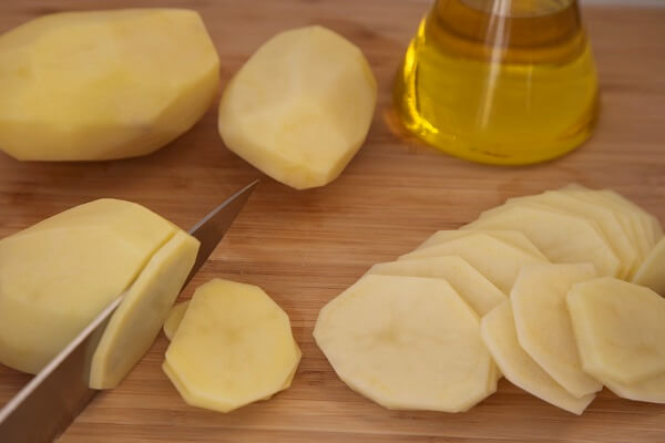Mặt nạ khoai tây và dầu oliu giúp làn da mịn màng, tươi sáng không tỳ vết.