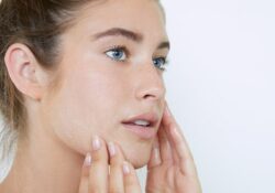 Hướng dẫn chăm sóc da mặt đúng cách tại nhà cho da khô nhạy cảm